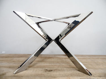 Round dining table